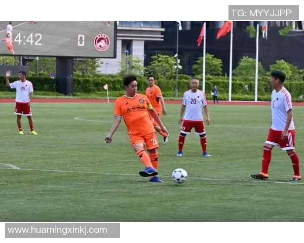 香港足球明星队激情四溢的踢球瞬间展现团队精神与运动魅力